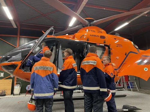 Jugendfeuerwehr-Gruppe besichtigt den Rettungshubschrauber Christoph 9 in einer Halle
