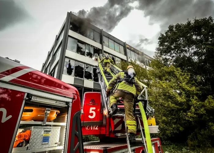 Feuerwehr Duisburg: Drehleiterrettung an einem Gebäude – dein Weg in die Feuerwehr