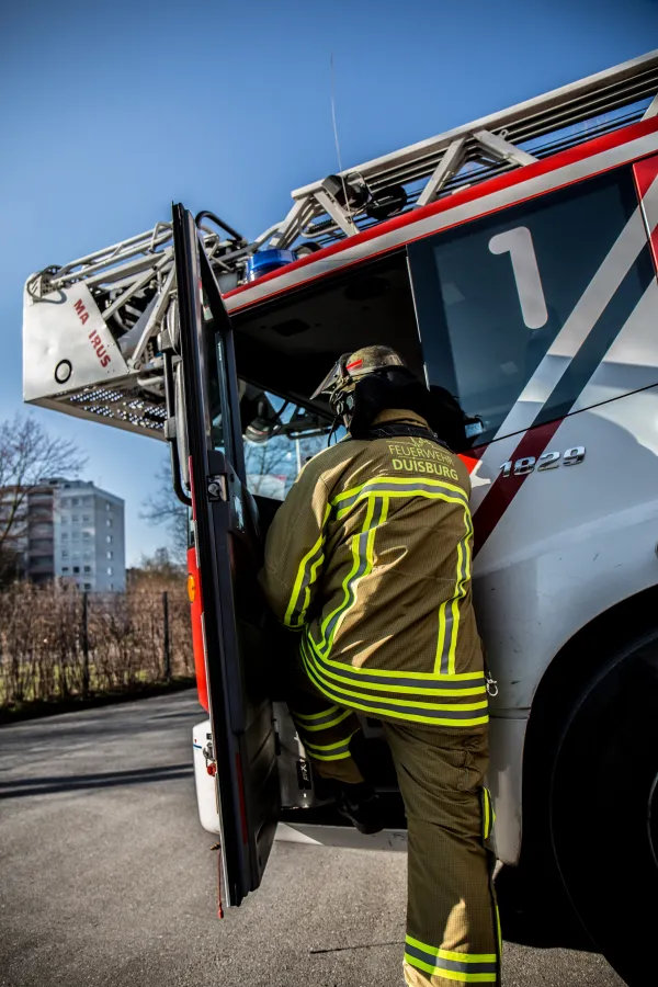 Berufsfeuerwehr Duisburg rückt mit Drehleiter zum Einsatz aus