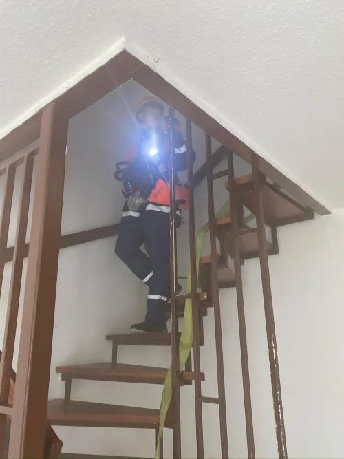 Jugendfeuerwehr übt einen Innenangriff mit Atemschutz in verrauchten Räumen