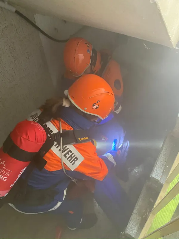 Jugendfeuerwehr Duisburg bei einer Einsatzübung mit Rauchentwicklung