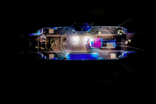 Jugendfeuerwehr probt auf einer Fähre mit Feuerwehrtechnik und Einsatzmaterial