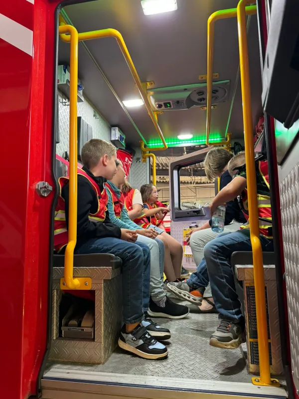 Kinderfeuerwehr Duisburg im Einsatzfahrzeug beim Erkunden der Technik