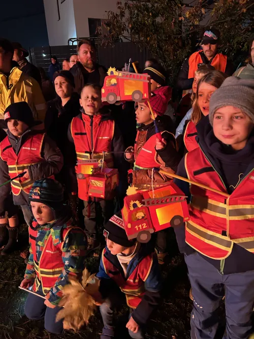 Kinderfeuerwehr beim Laternenumzug mit gebastelten Feuerwehr-Laternen