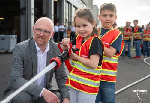 Kinderfeuerwehr Duisburg gemeinsam mit Oberbürgermeister Sören Link beim Termin