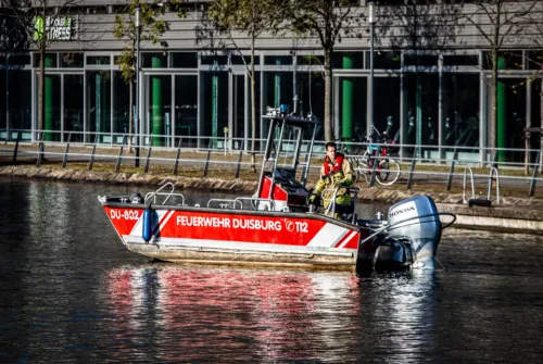 Mehrzweckboot der Feuerwehr Duisburg auf einem Kanal im Einsatz
