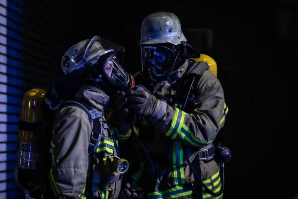 Atemschutzträger der Feuerwehr Duisburg rüstet sich für den Einsatz