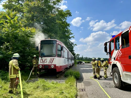 Feuerwehrübung mit Straßenbahn: Einsatzkräfte trainieren die Brandbekämpfung