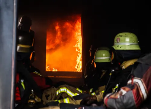 Atemschutz-Training im Brandcontainer mit intensiver Flammenentwicklung