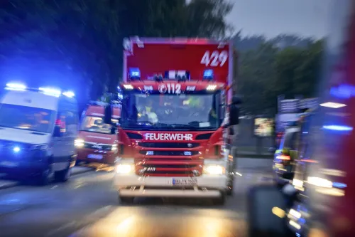Wechselladerfahrzeug der Feuerwehr mit Blaulicht auf Einsatzfahrt